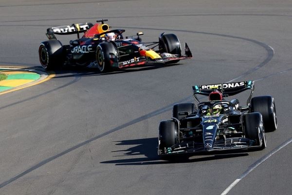 Льюис признал, что Mercedes едва ли догонит Red Bull