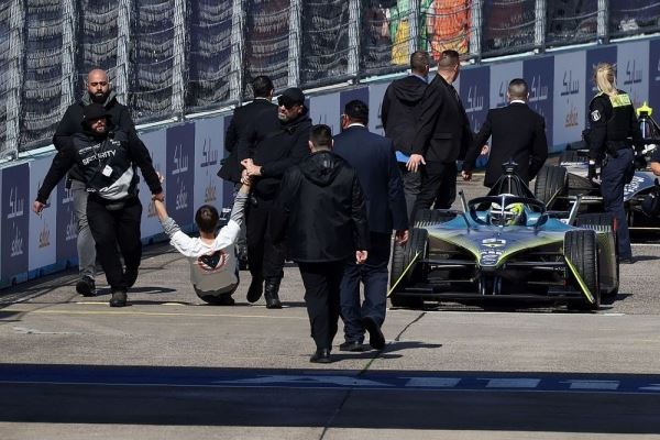 Фото дня: протестующие попытались сорвать гонку Формулы Е